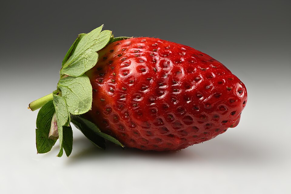 Strawberry — fresh at Idrees Fruits, Deolali Camp